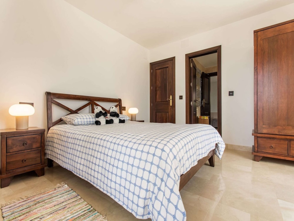 Villa in Granada With Sea Views & Pool