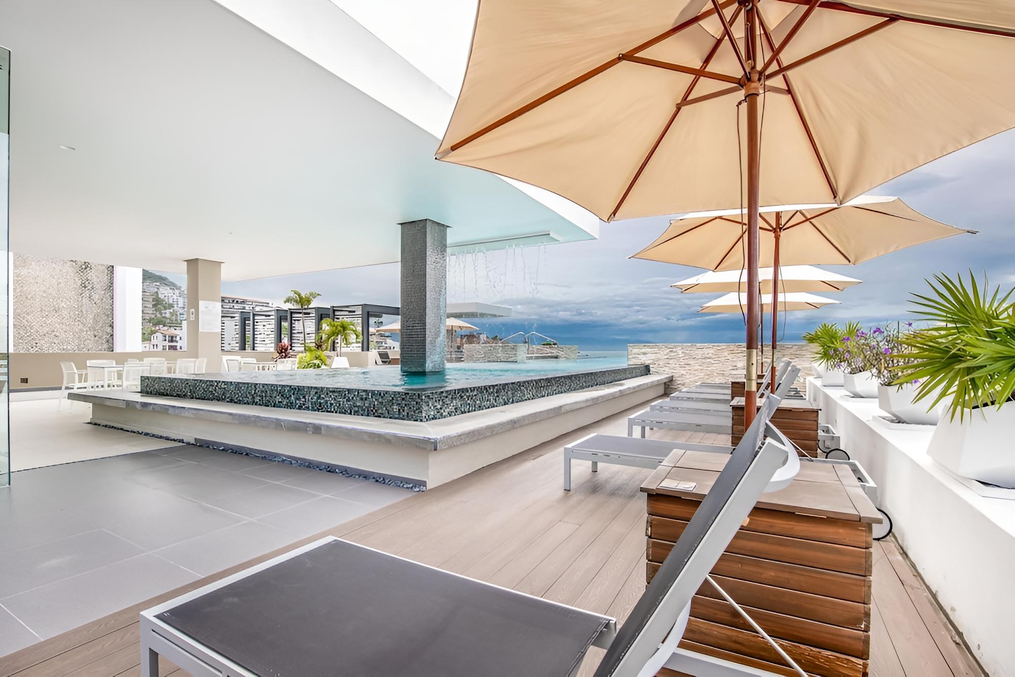 Top Floor Loft Building Amazing Rooftop Pool view 4