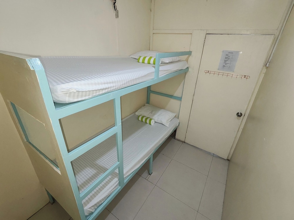 Resort’s Side Hostel near Shangrila