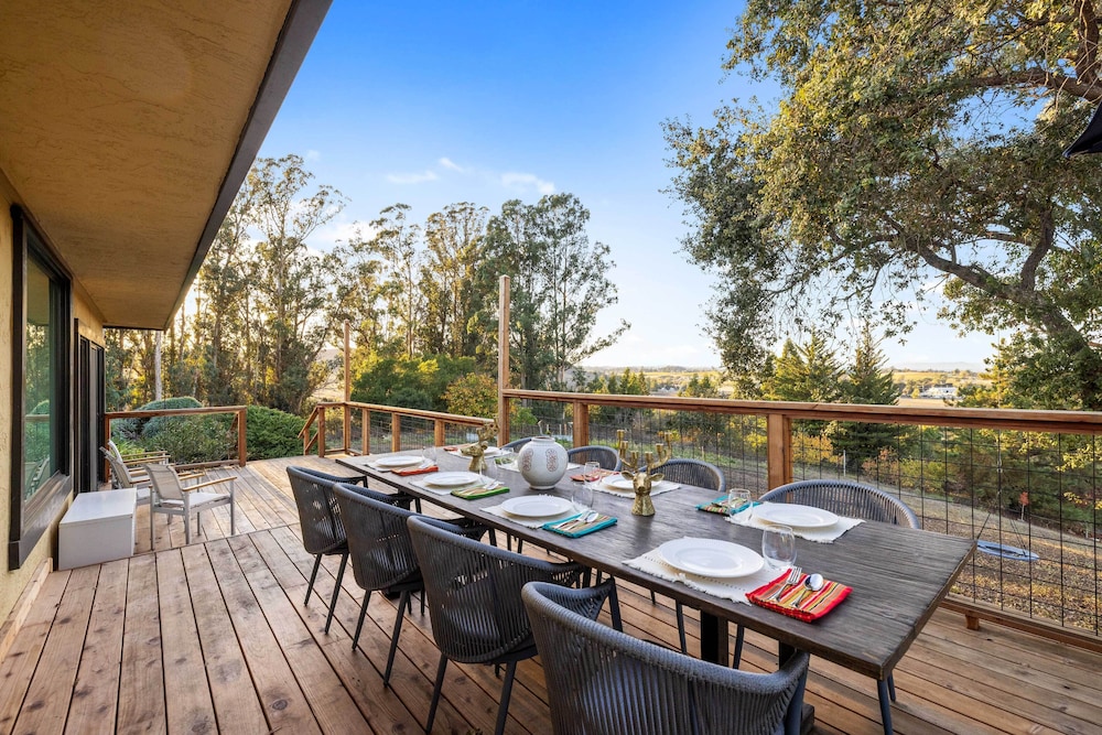 Private Pool & Large Deck: Modern Cotati Villa!