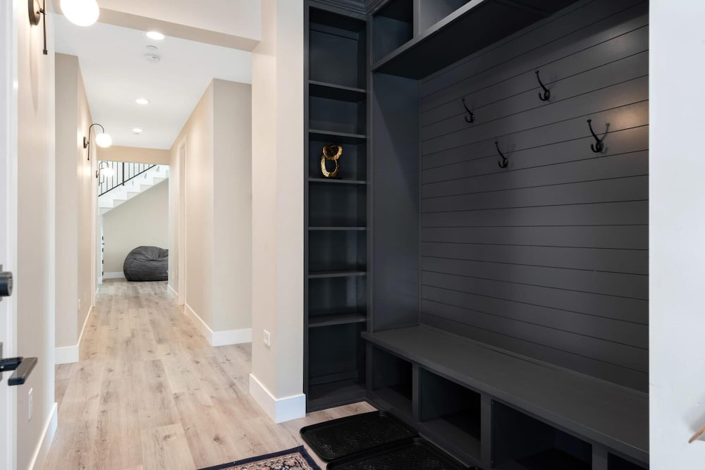 Luxury Retreat Home w Hot Tub - Property Image 19