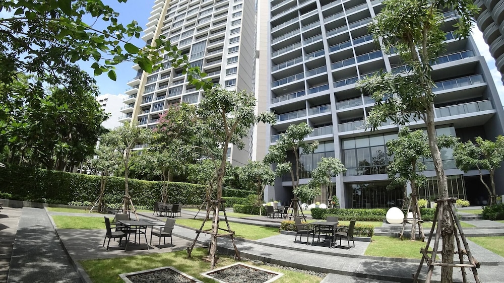 Luxury Large One Bedroom Seaview Serviced Apartment at Wongamat, Pattaya