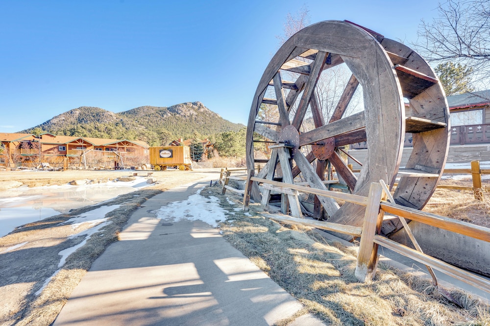 3 Mi to Rocky Mtn National Park: Estes Park Cabin!