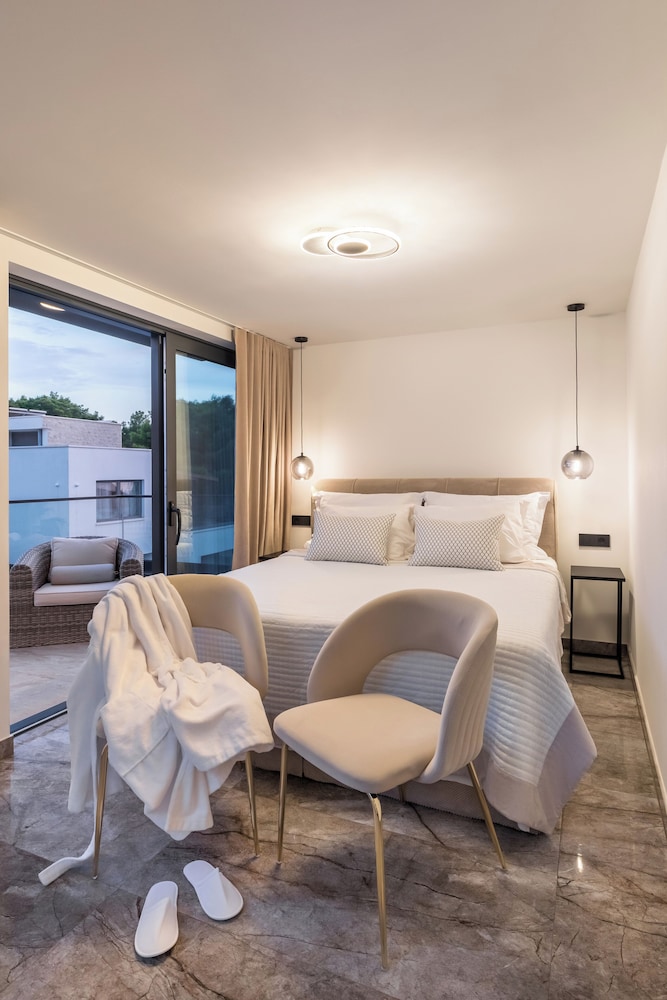 Villa Palace Al Nera Luxurius at sea With 2 Swimming Pools Saunas
