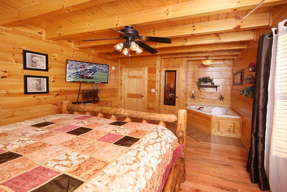 Amazing Grace - Two Bedroom Cabin view 3