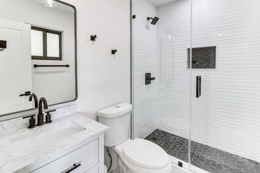 5 Mi to Beach: Group Getaway w/ Yard in Miami