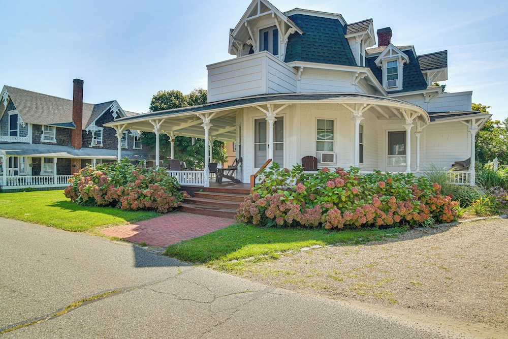 Steps to Inkwell Beach: Victorian Home!