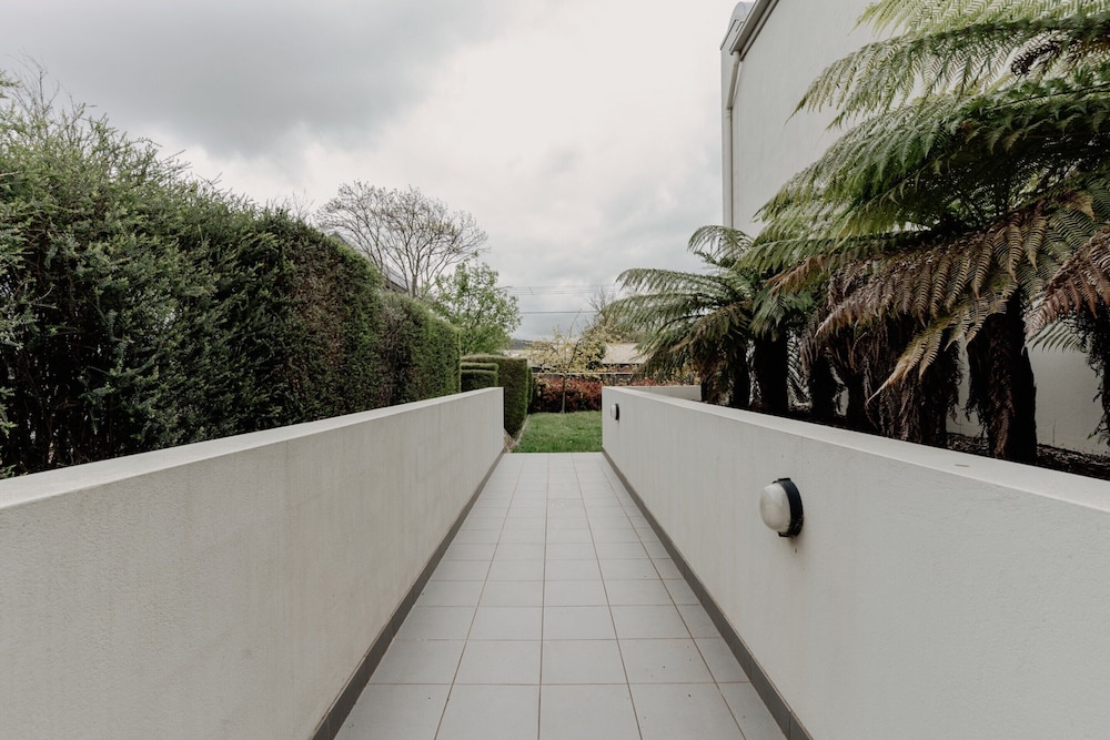 Peaceful 1-bed Apartment Close to Lonsdale St
