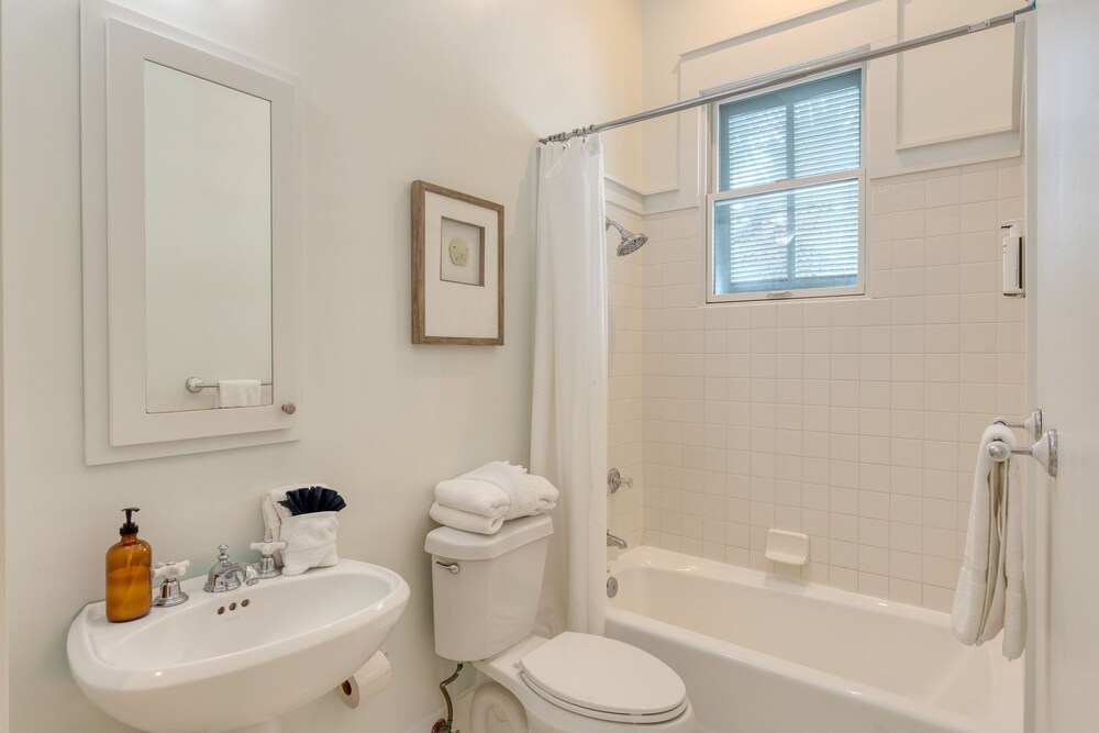 Destin Dream by Avantstay 2-story Home Walk to Beach Hot Tub Golf Cart