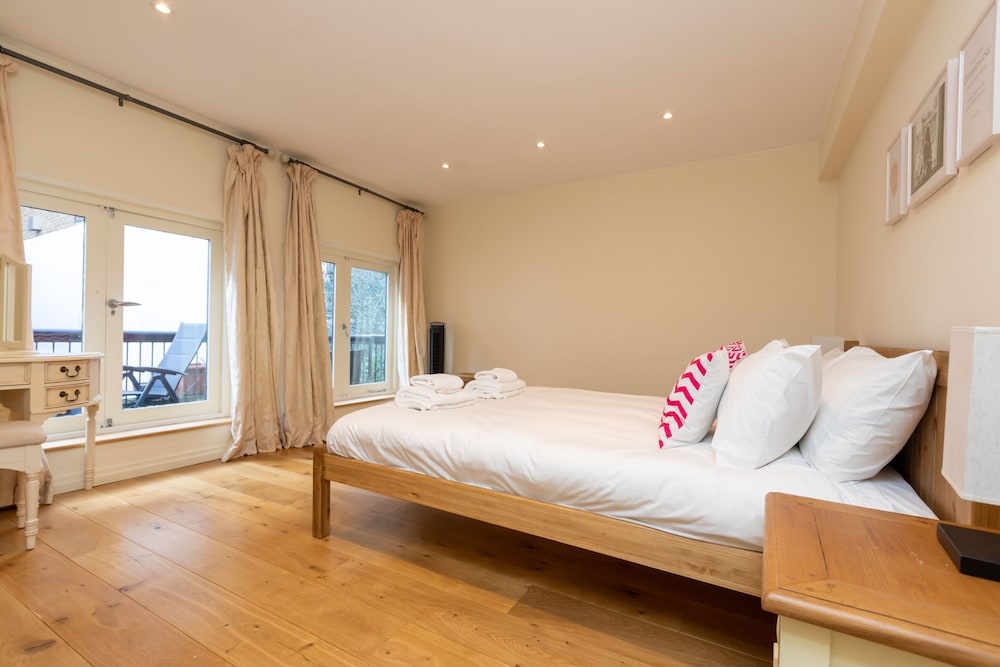 Modern and Bright 3 Bedroom House in Paddington
