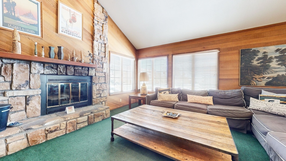 Sierra Megeve 8 Cozy Yet Spacious Condo, Just A Short Walk To Canyon Lodge by RedAwning