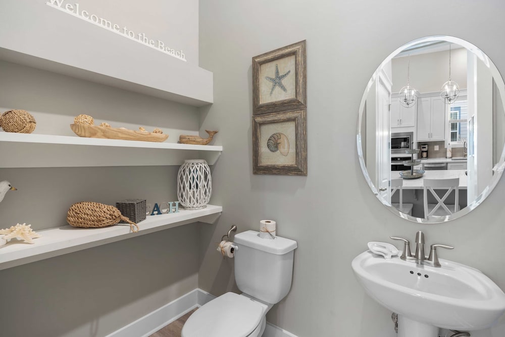 Mins to Beach Access + Pet-friendly + Golf Cart 30A White Sands by Avantstay