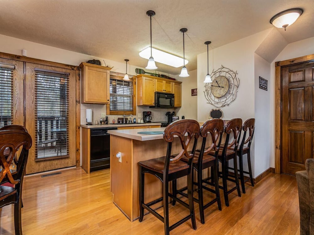 Bear Hug - Cabin Comfort - Outdoor Pool - Walking Trails -family/group Fun! view 5