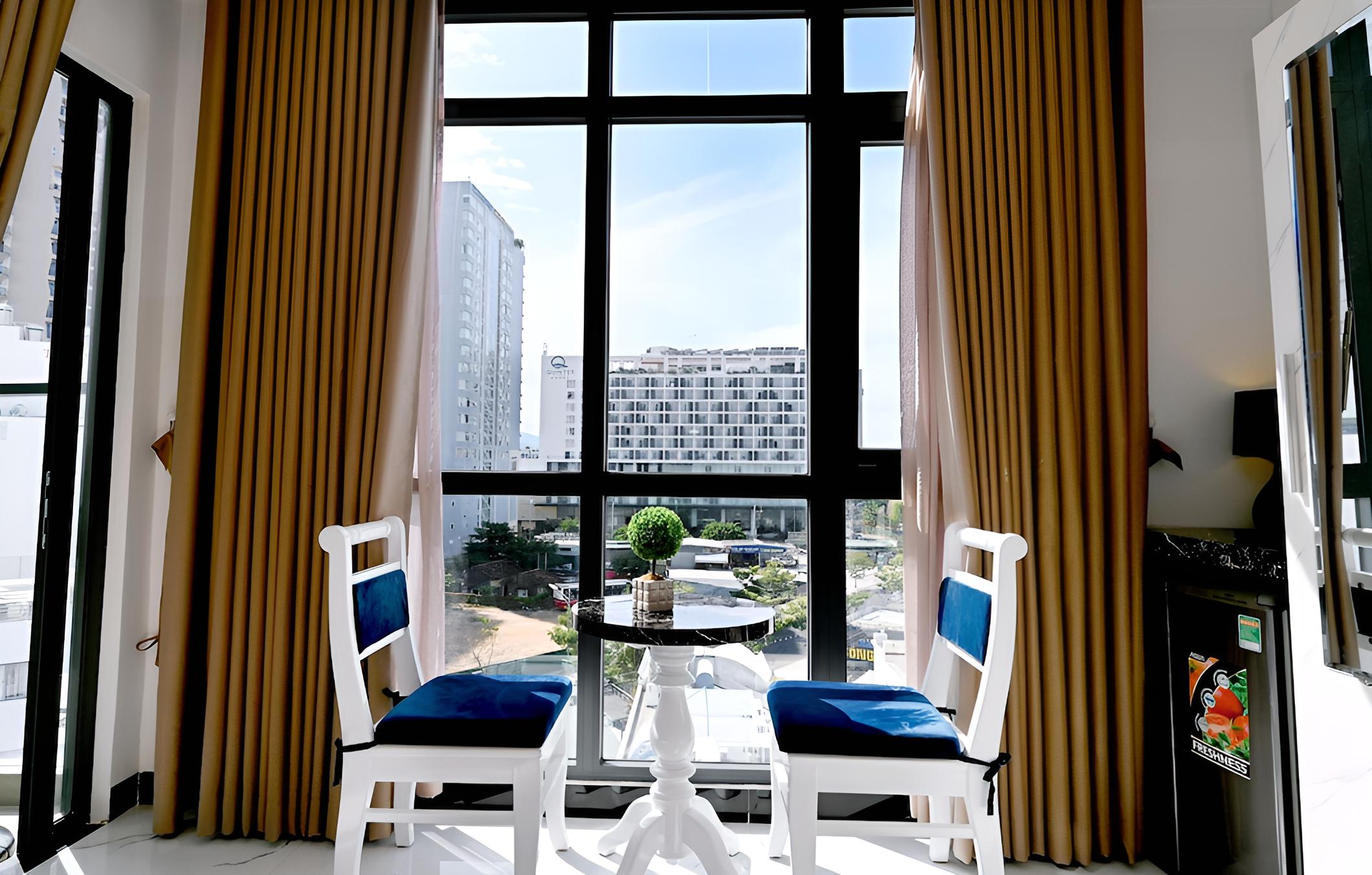 Ten Dollars Hotel view 3