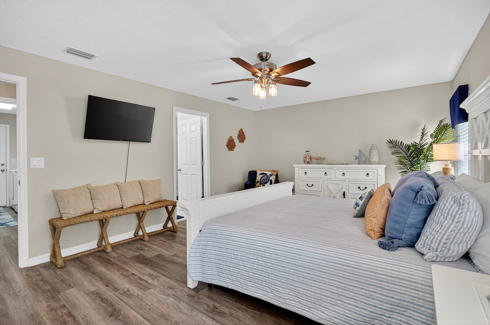 Spacious 4br Retreat With Heated Pool & Spa 4 Bedroom Home