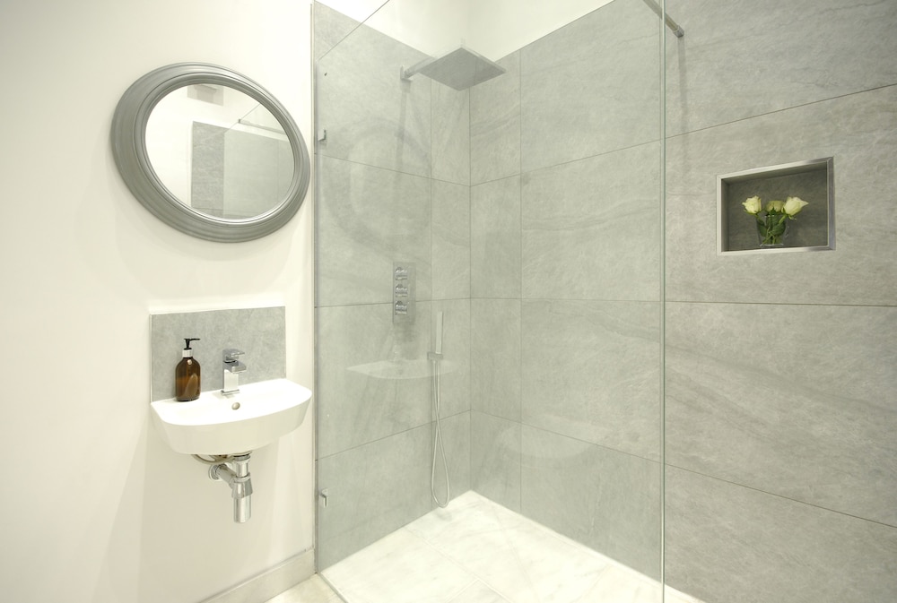 Beautiful old cottage sleeps 6 near Bath