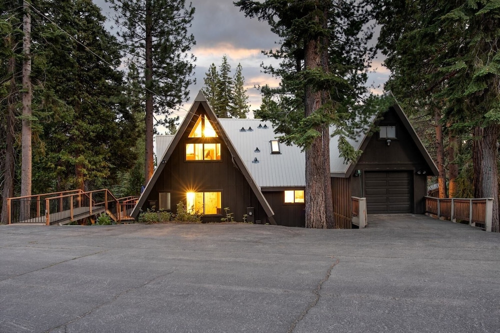 Timberline by Avantstay Stunning Chalet Cabin w/ Hot Tub, Pool Table Home Theater! - Property Image 2