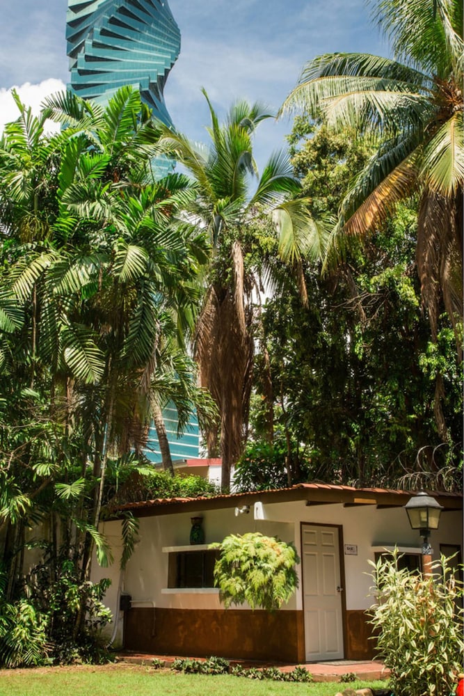 Los Mostros Hostel