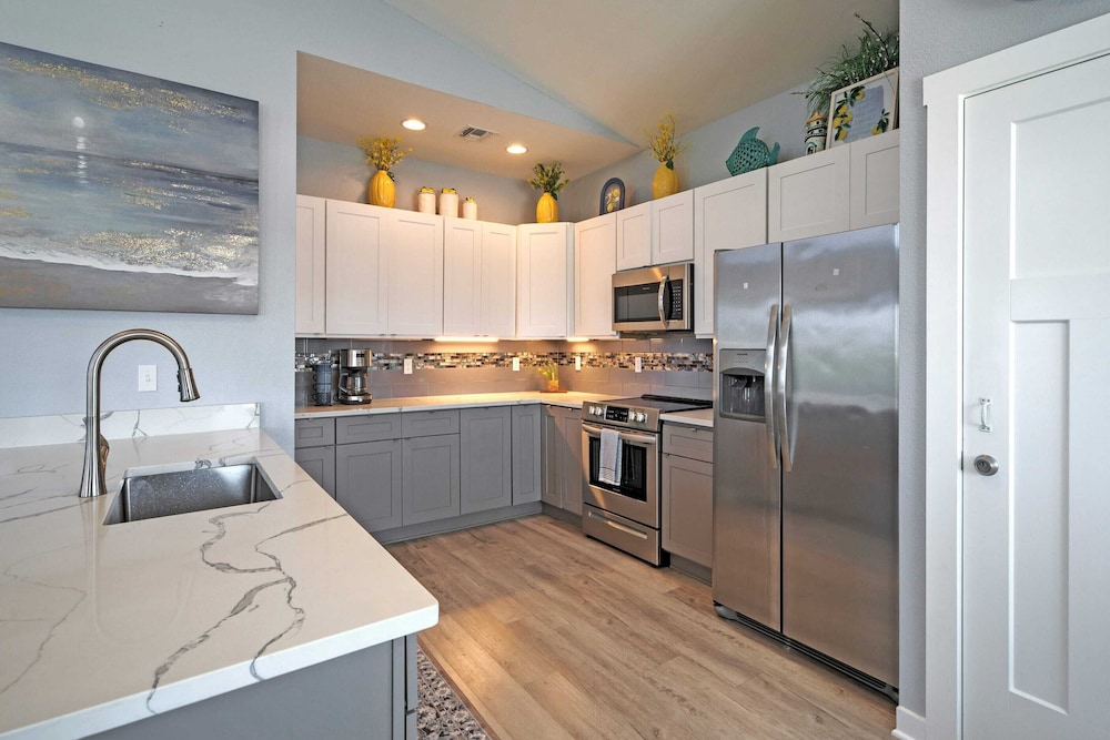 Family-friendly Beach Home Bbq, Patio & Fire Pit & Mins to Beach Bottom's Up by Avantstay