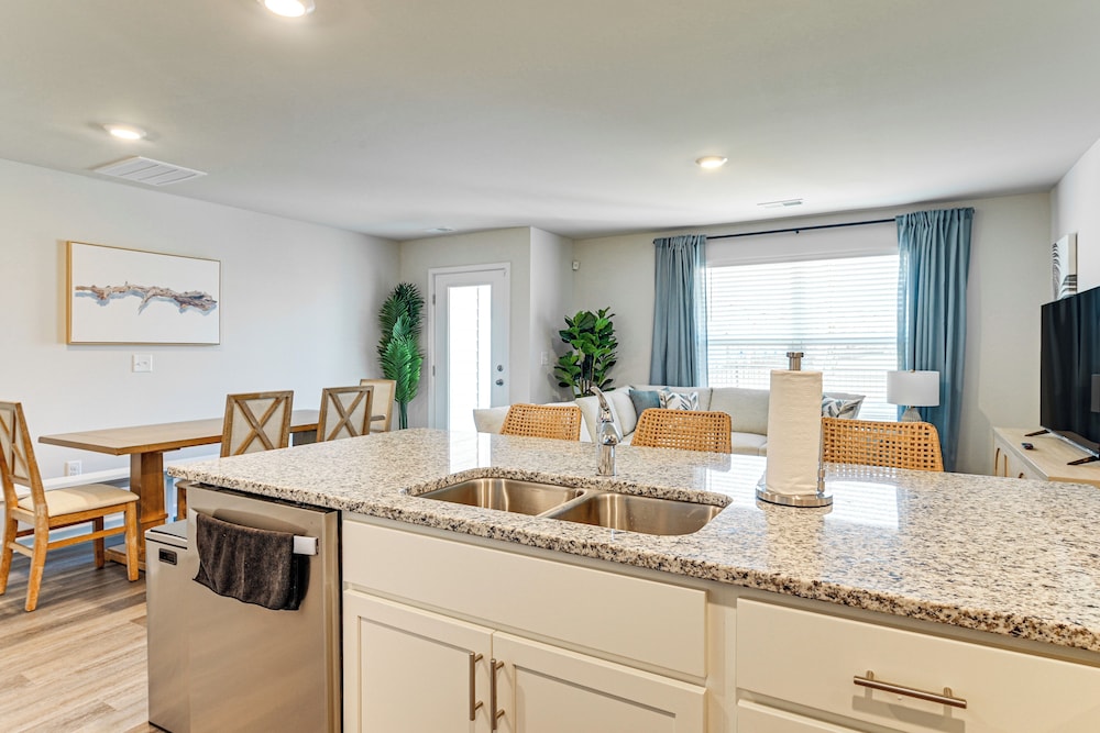 2 Mi to Shore: Newly Built Surfside Beach Gem
