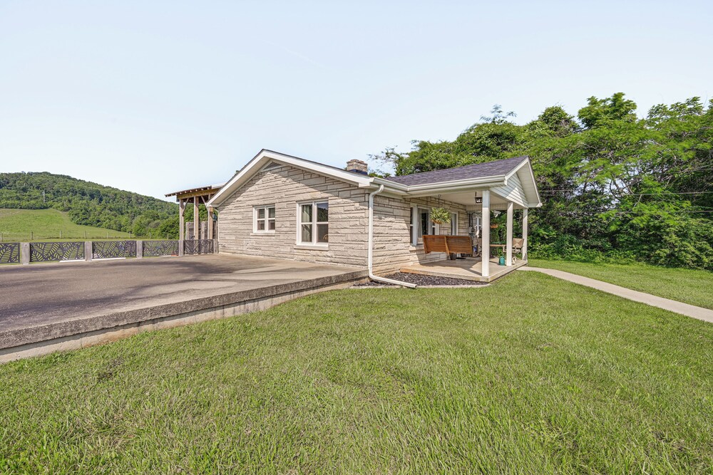 Near Dtwn Somerset: Tranquil Getaway w/ Fire Pit