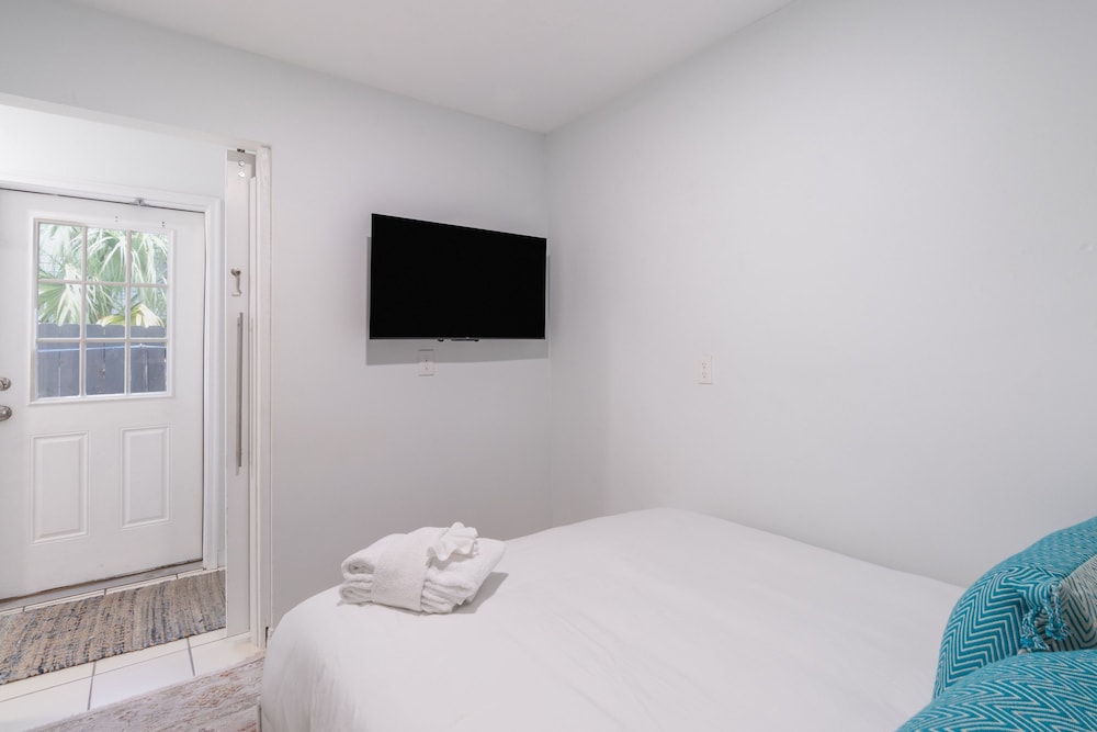 Destin Dolphin by Avantstay 2 Mins Walk To Beach w Pool Large Outdoor Entertaining Area