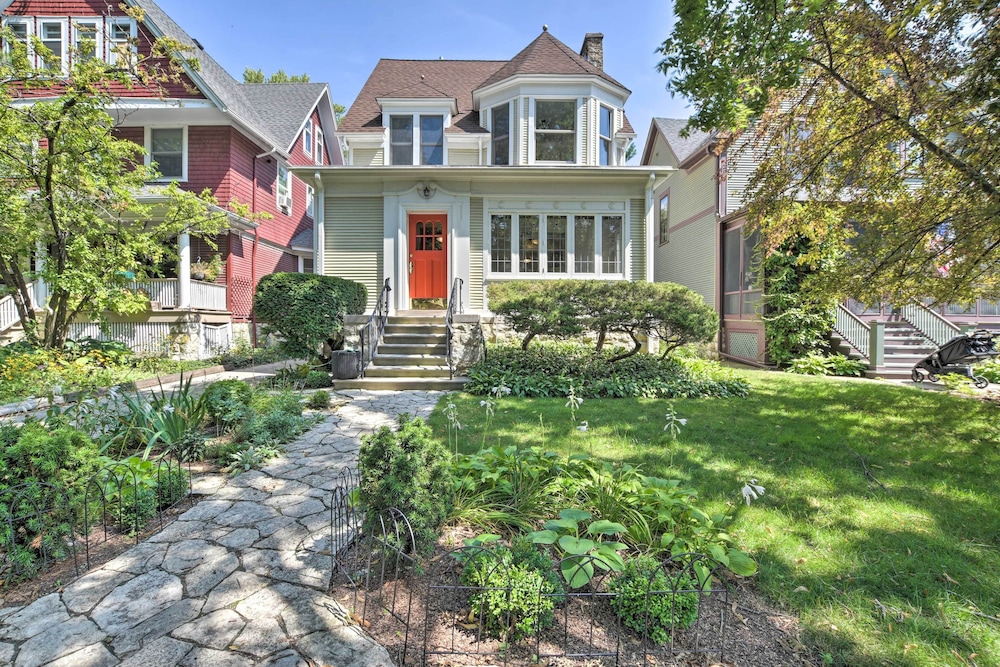 Classic Oak Park Home, 11 Mi to Downtown Chicago! view 3