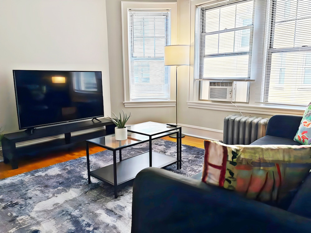 Perfectly Located 1BR - Hinman D2