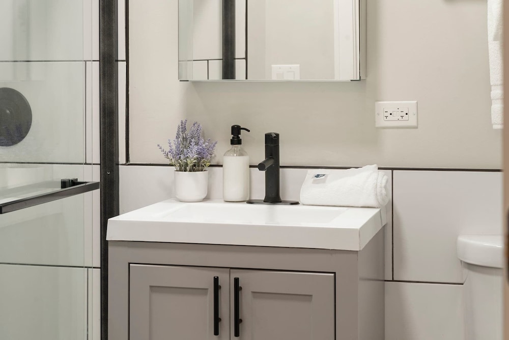 Spacious Pilsen Dual-unit Stay for Large Groups photo 3