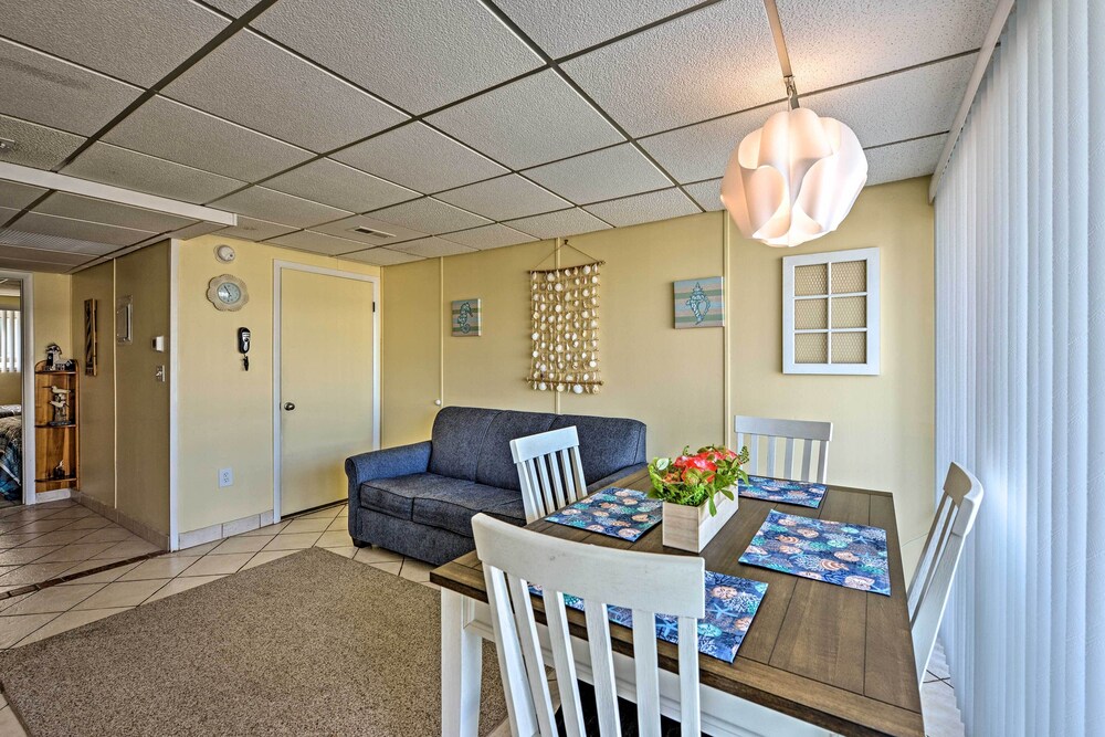 Wildwood Crest Condo w/ Pool: Walk to Restaurants!