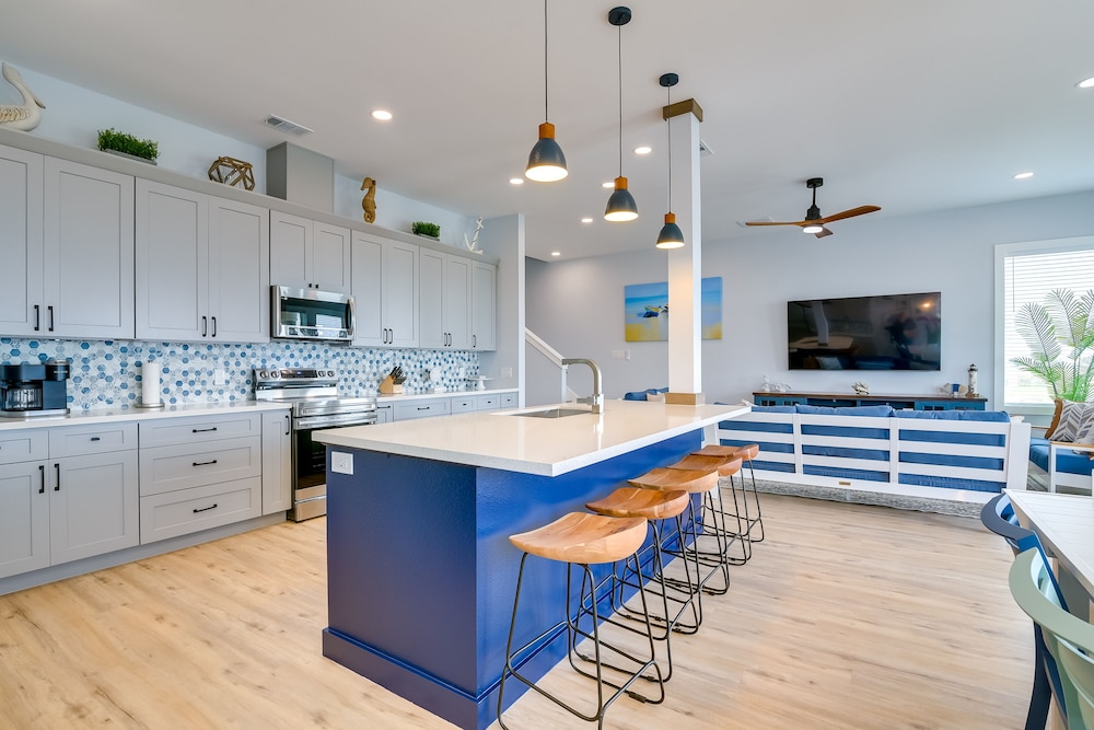 Steps to Beach: Vibrant House in Galveston!