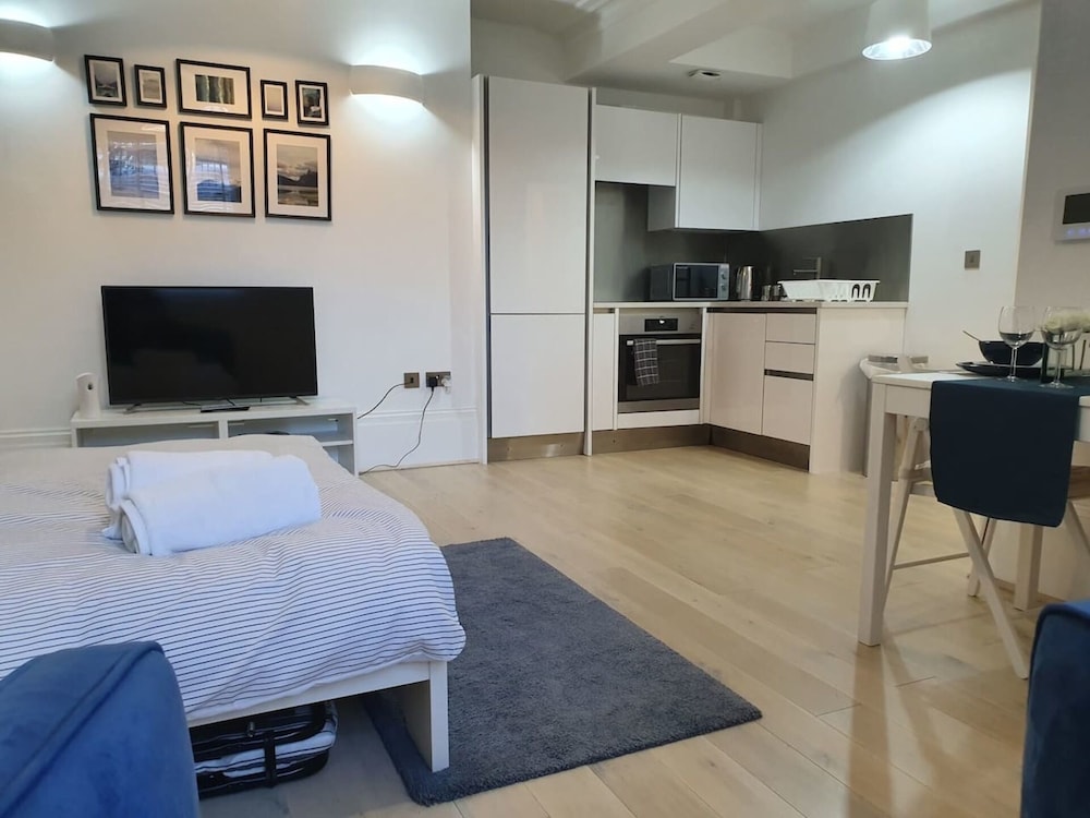 Lux Kings RD City Centre Studio Apartment Reading view 4
