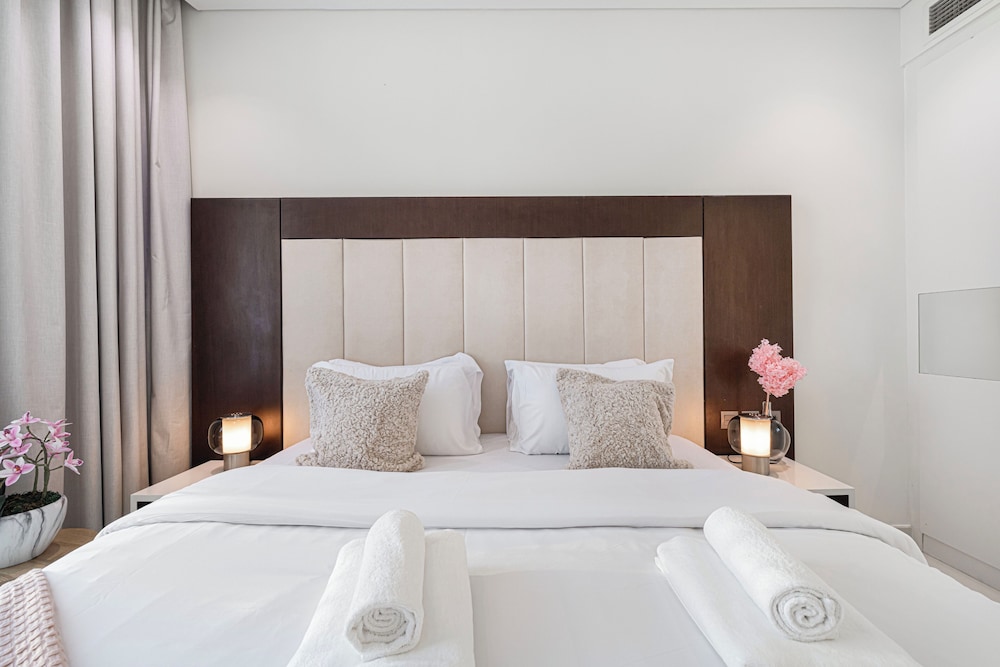 DAMAC Suites by Hostiva – Burj & Fountain