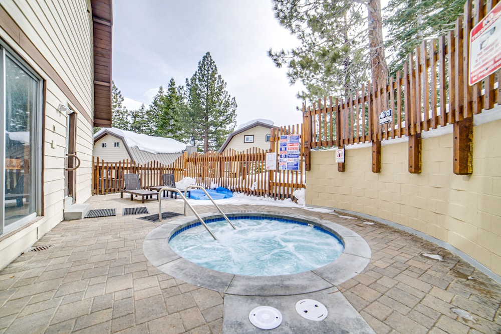 Mammoth Lakes Condo w/ Fireplace & Mountain Views view 5