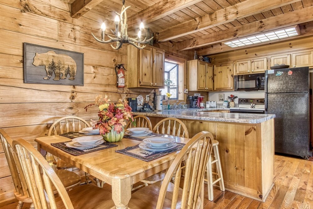 A Place In Time - Great Cabin - Awesome Views, 2 Bedroom Cabin by RedAwning view 4