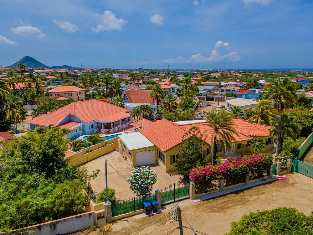 Cozy Central 4br3ba Home w Pvt Pool Largegarden
