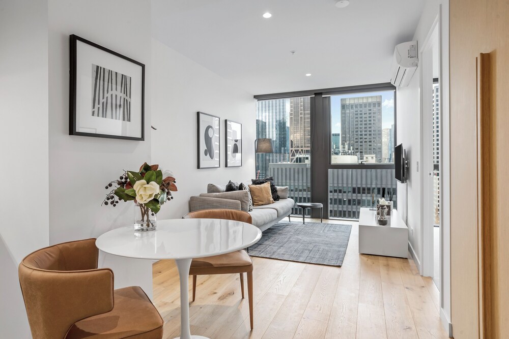 Luxuria Apartments - Collins House