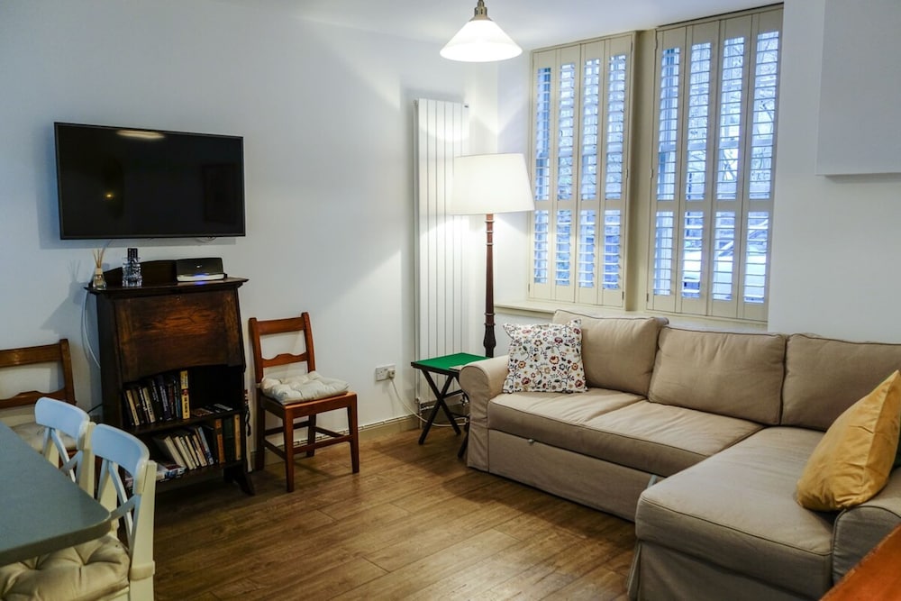 Quiet Ground Floor Mews Flat and Parking