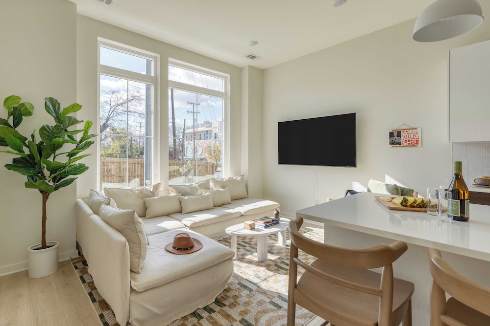 Sleeps 16 2 Modern Townhomes, Minutes to Broadway Lischey & 98 Degrees