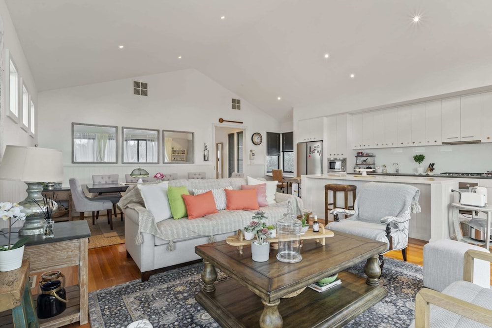 Lakeside 3-bed Family Home With Amazing Views