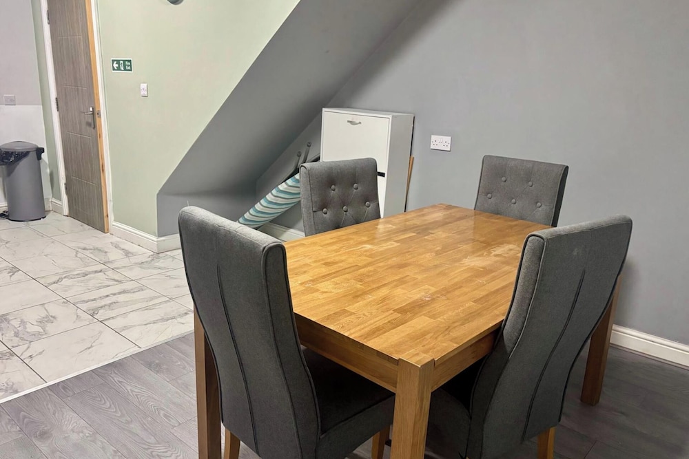1 Room Ensuite Flat - Sleeps 2 With Sky Full Fibre