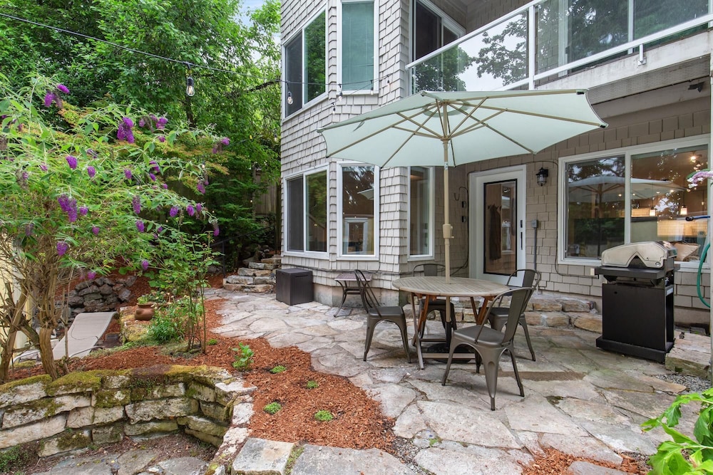 Madison Park - Romantic Private Garden - Dinner w Grill 1BR 1BA view 5