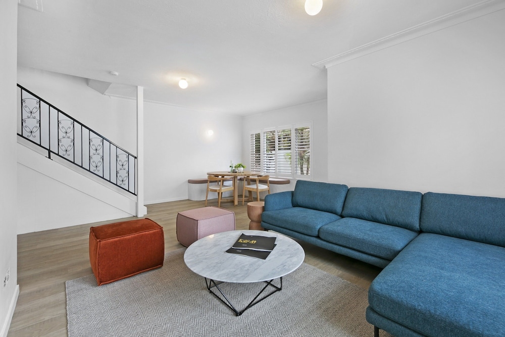 Mediterranean Surfers Paradise Townhouse With BBQ