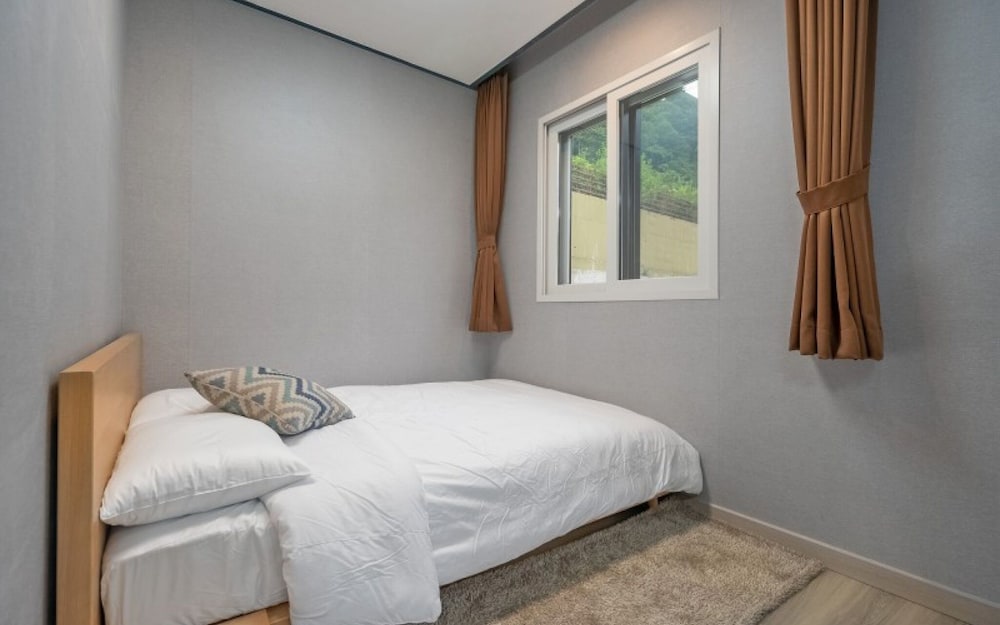 Yangpyeong Chorokbam Pool Villa Pension view 4