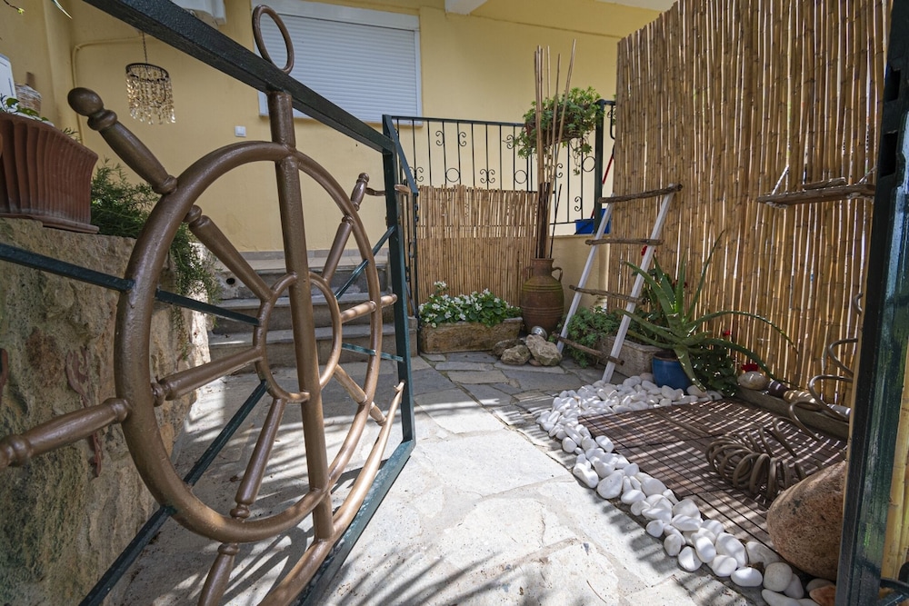 Poseidon Seafront Apartment by Rentalspro