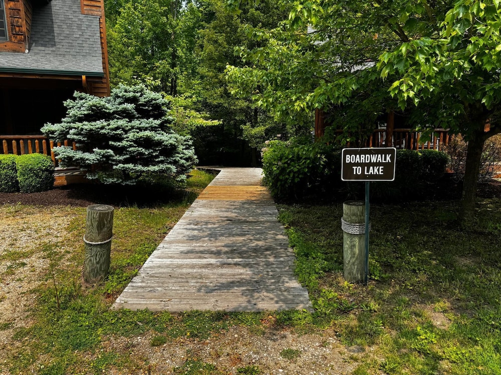 Timber Nest Goshorn Lake Dock, Pool, Town HOT Tub!
