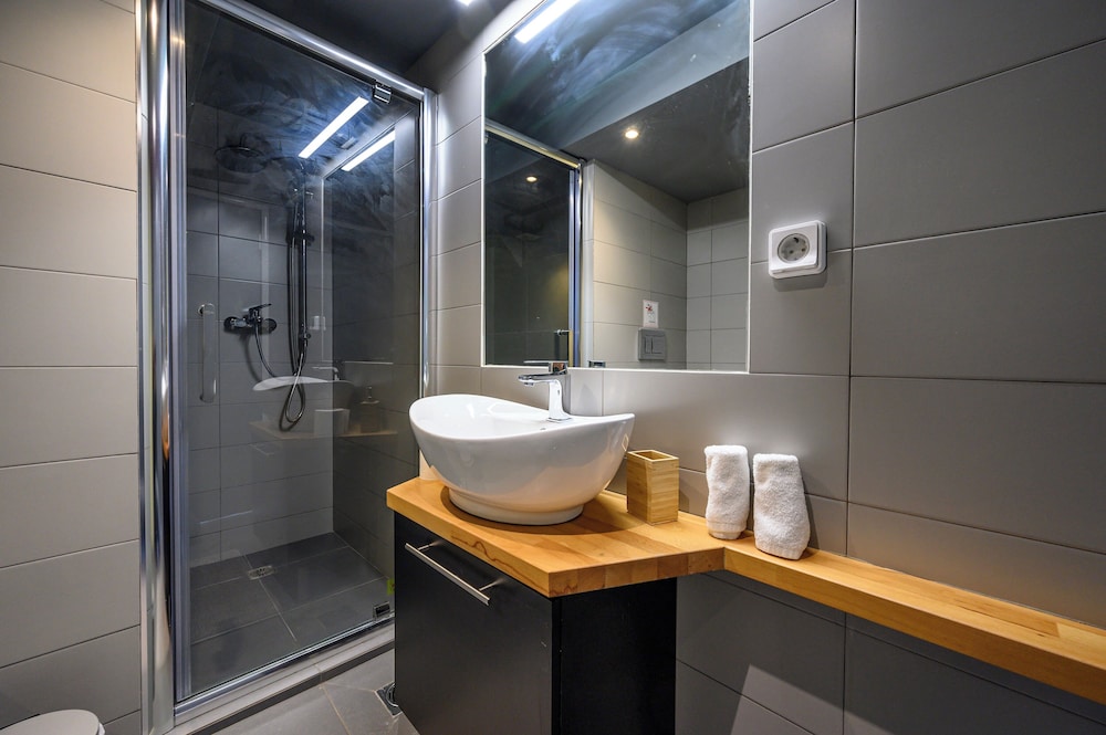 Gazi Metro APT Urban Balcony Oasis