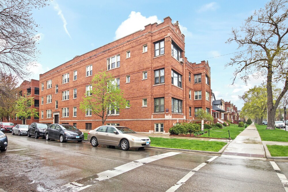 Cozy 2BR in Chicago - Roscoe 08-1W