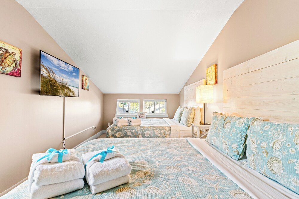 Just Beachy 3BR Dog-friendly Townhouse Near Beaches & Attractions!