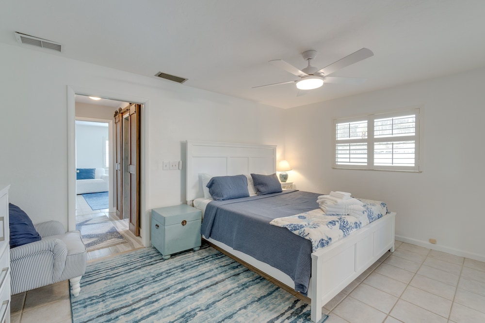 Sarasota Home w/ Pool: 4 Mi to Siesta Key Beach!